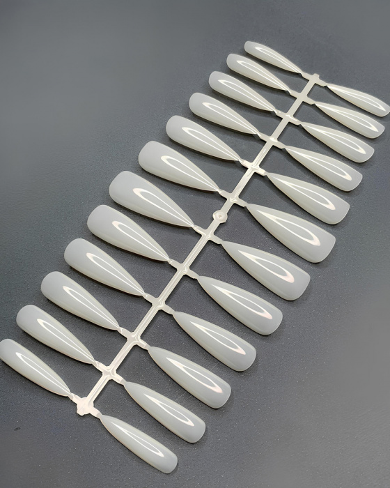 Тіпси для нарощення нігтів у контейнері молочні, 240 шт (Стілет)